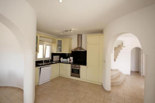Fantastic villa with sea views and private pool - image 2