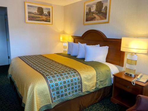 . Harrisonville Inn & Suites