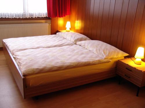 2 twin beds