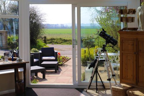 Jagatud salong / TV-ala, Elmfield House in Hunton