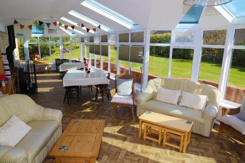 Jagatud salong / TV-ala, Elmfield House in Hunton