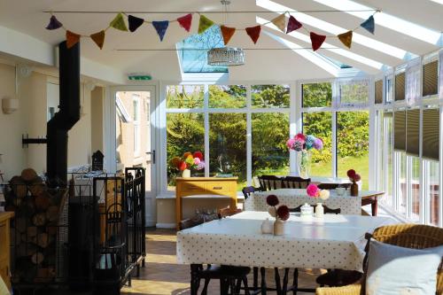 Jagatud salong / TV-ala, Elmfield House in Hunton