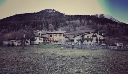 Bilocale pietra e legno immerso nella natura