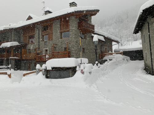 Bilocale pietra e legno immerso nella natura