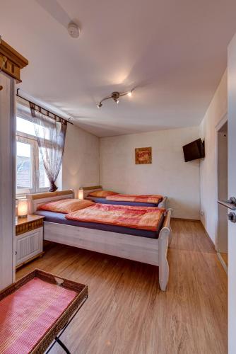 2 twin beds