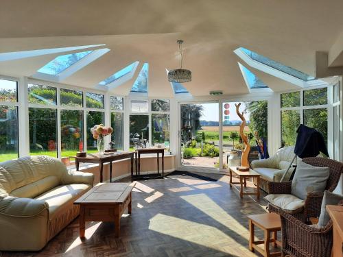 Jagatud salong / TV-ala, Elmfield House in Hunton