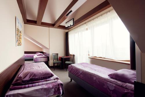 6 twin beds