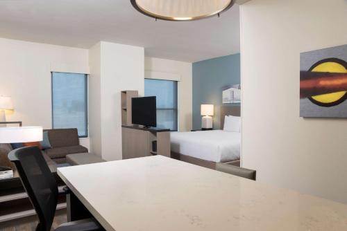 King Studio Suite with Kitchen image 5