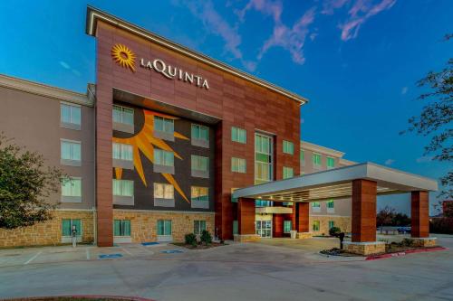 A szálláshely kívülről, La Quinta Inn & Suites by Wyndham Northlake Fort Worth in Elizabethtown