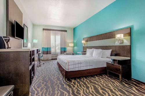 La Quinta Inn & Suites by Wyndham Northlake Ft. Worth