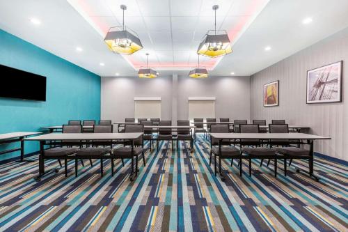 La Quinta Inn & Suites by Wyndham Galveston - image 6