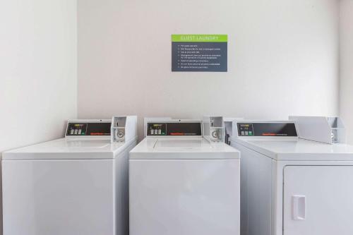 La Quinta Inn & Suites by Wyndham Galveston - image 11