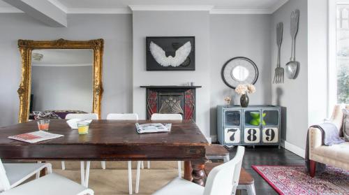 Plum Guide - A Perfect Pair, Cricklewood, London