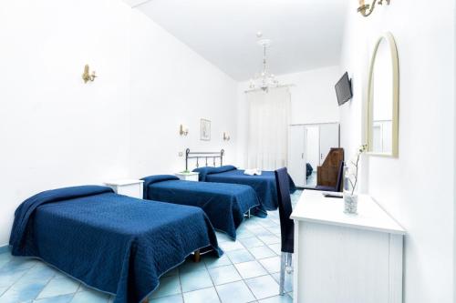 1 queen bed, 2 twin beds