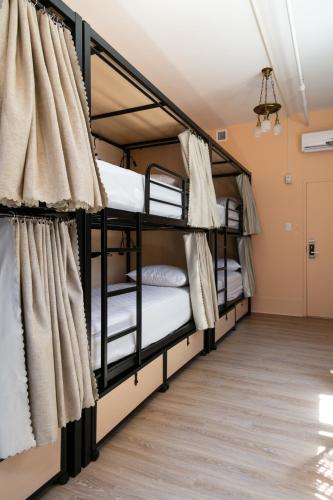 6-Bed Mixed Dormitory Room image 4