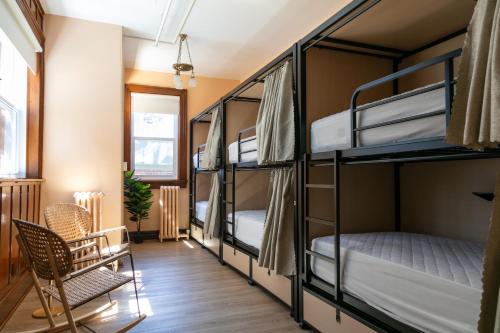 6-Bed Mixed Dormitory Room image 2