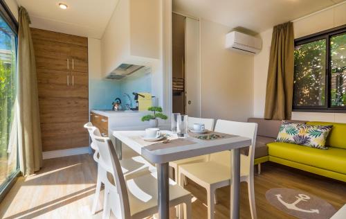 2 bedrooms, 4 beds