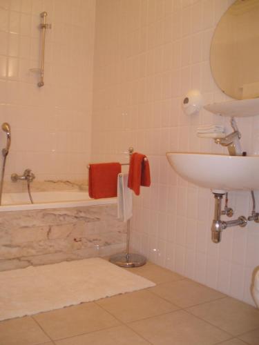Hotel Ambassade - image 12