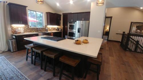 Great LocationMountain ViewsHot Tub & Game Room - image 5