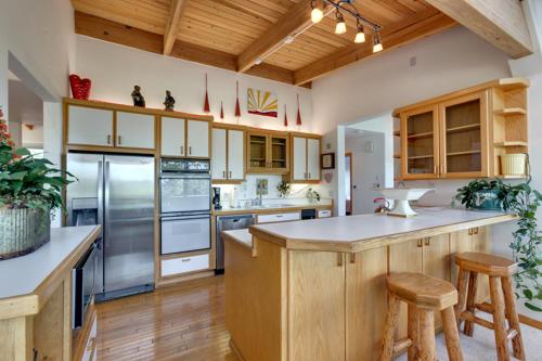 Enviable Lake & Mountain Views wth Waterfal - image 7
