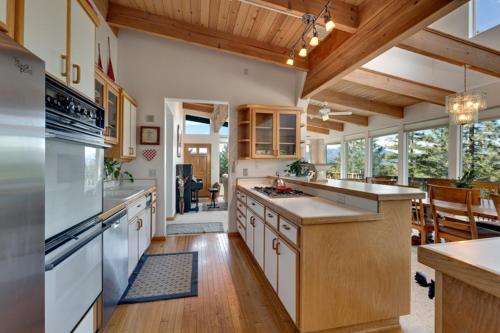 Enviable Lake & Mountain Views wth Waterfal - image 10