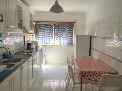 ห้องครัว, Apartamento Familiar Lisboa Taguspark in เซามาร์โกส