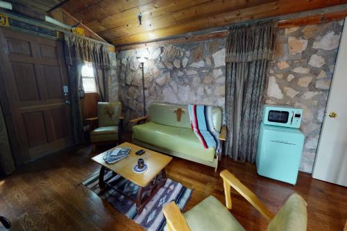 Retro Western Bunkhouse - image 4