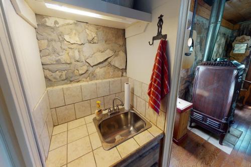 Retro Western Bunkhouse - image 6
