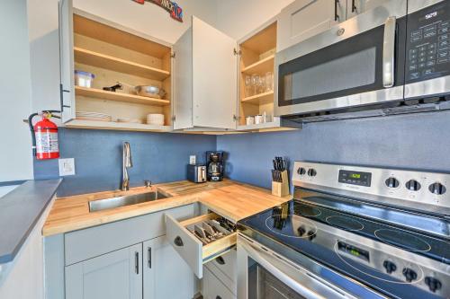 Luxe Historic Beach Condo Walk to Atlantic Coast! - image 3