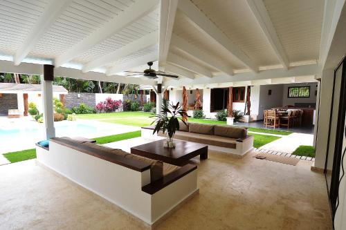 ระเบียง/ชานเรือน, Las Terrenas Front Beach And Garden Villa in ลาส เทอเรนาส