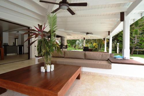 ระเบียง/ชานเรือน, Las Terrenas Front Beach And Garden Villa in ลาส เทอเรนาส