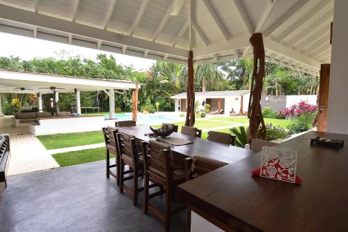 ระเบียง/ชานเรือน, Las Terrenas Front Beach And Garden Villa in ลาส เทอเรนาส