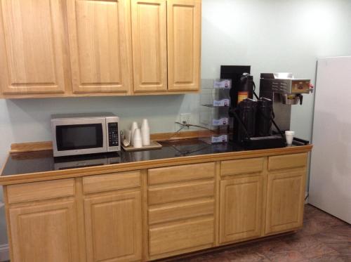 อาหารและเครื่องดื่ม, Crossroads Inn in เลบานอน (IN)