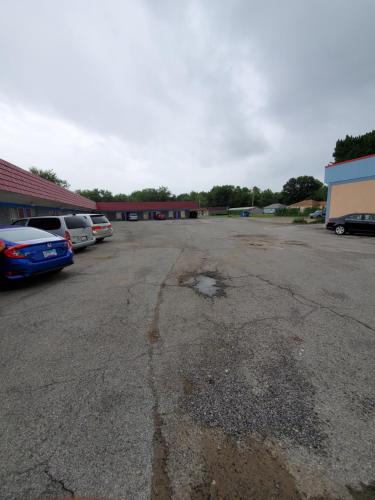 Gray Plaza Motel West Frankfort - 출입구