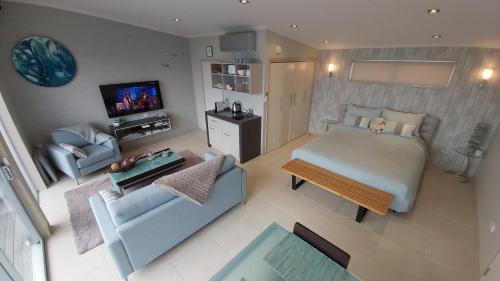 THE BAY LODGE
