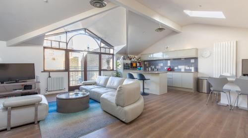 Plum Guide - Samphire, East Putney, London