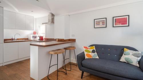 Plum Guide - Pomegranate, Parsons Green, London