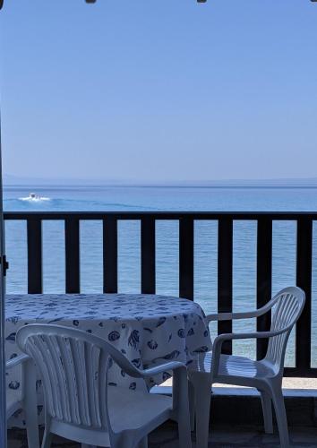 Seafront Apartment Pefkochori, Ferienwohnung in Pefkochori