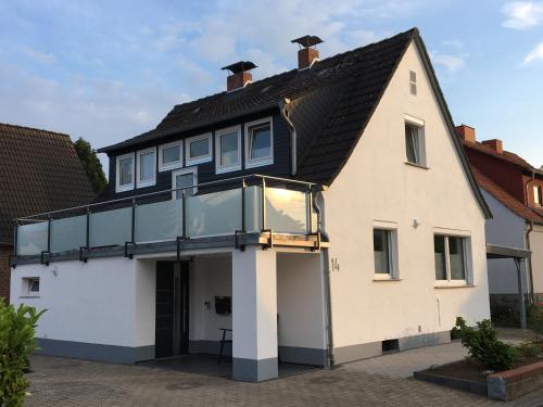 Ferienwohnung „Im Kleinen Look“ - DG - 2 Zimmer - Balkon - Boxspringbett - 2 TV 7.3km von Kahlen Brink entfernt