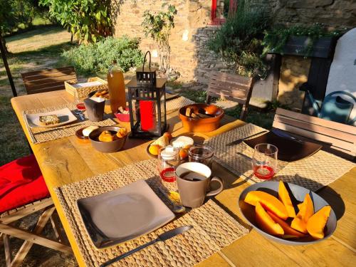 Toit ja joogid, Shanti Nilayam in Saint-Sernin-sur-Rance
