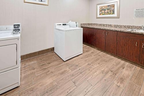 La Quinta by Wyndham Logan - image 12