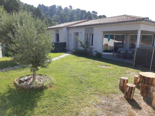 Maison avec piscine à l'orée de la forêt