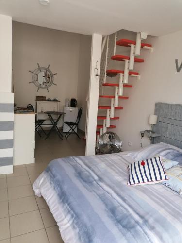 1 double bed, 2 twin beds
