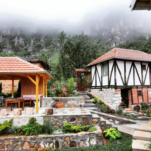 Golemi kamik Pirot in Pirot