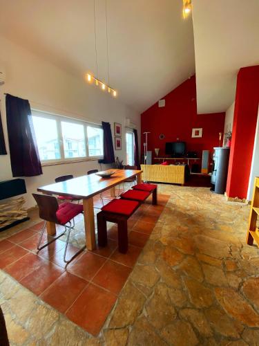Modern Red & Blue Apartment, Podstrana