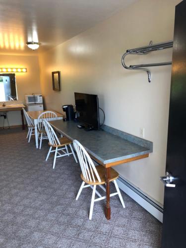 Village Inn Motel 2
