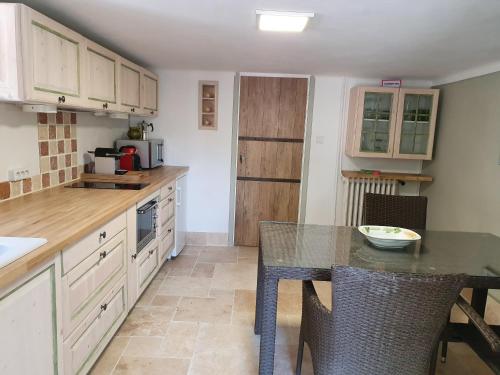Independant Apartement in a 1850 mansion , 10 mns walking from Fayence village oldtown