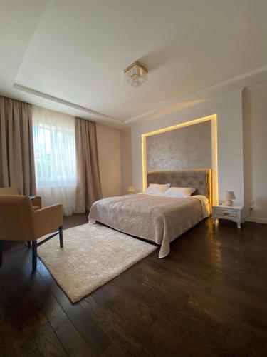 1 queen bed, 1 twin bed