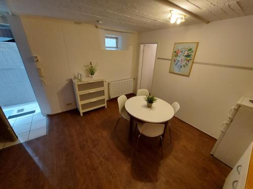 Basement Apartment, Cologne (photo 7)