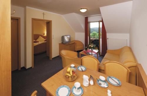 2 bedrooms, 5 beds